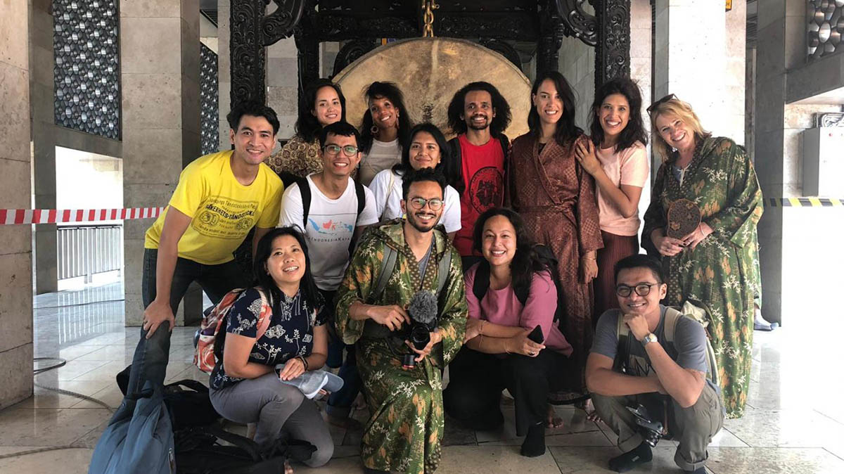 Mengaku nggak memiliki pengarang favorit ataupun karya spesifik yang menginspirasinya dalam menulis